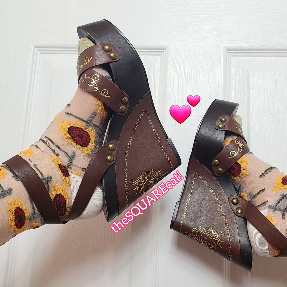 Betsey Johnson vintage y2k boho gold floral painted wood platform wedge sandals!